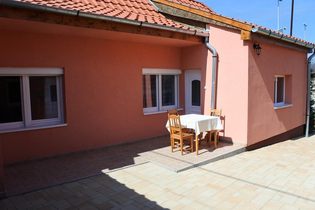 Kisasszony Apartman إغير المظهر الخارجي الصورة